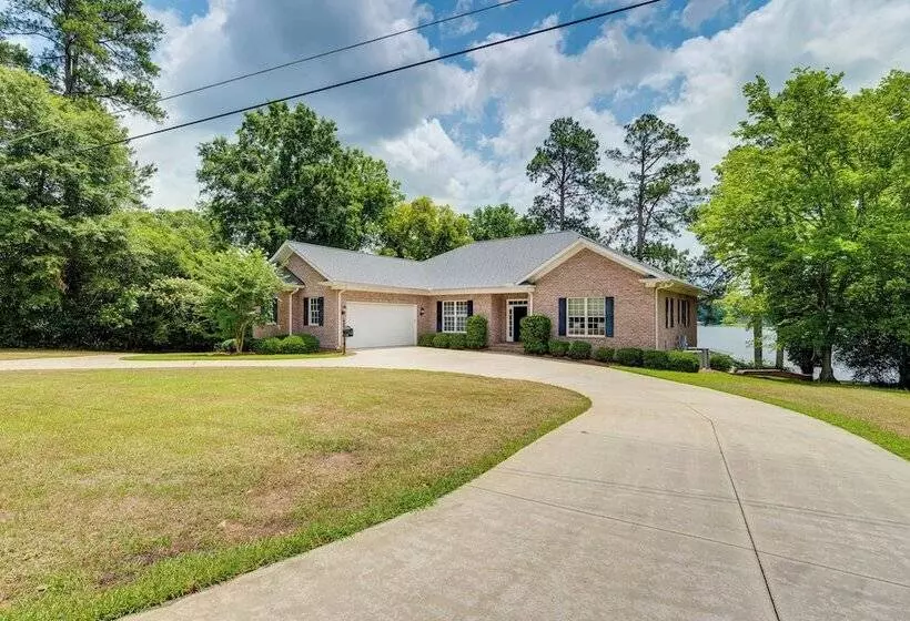 Beautiful Lake Sinclair Retreat W/ Dock & Deck!