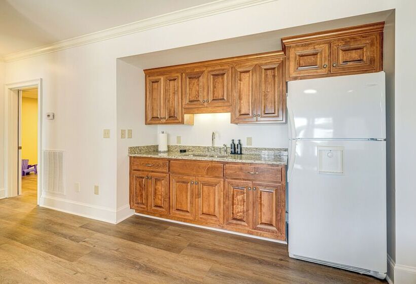 Beautiful Lake Sinclair Retreat W/ Dock & Deck!