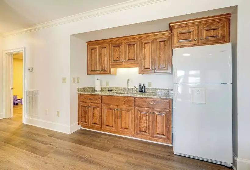 Beautiful Lake Sinclair Retreat W/ Dock & Deck!