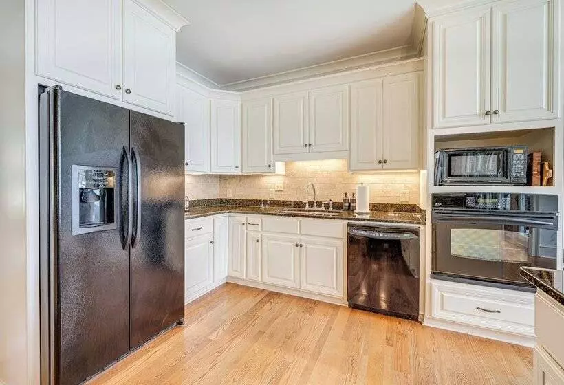 Beautiful Lake Sinclair Retreat W/ Dock & Deck!