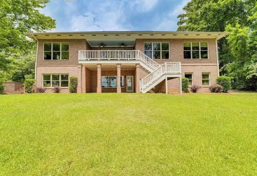 Beautiful Lake Sinclair Retreat W/ Dock & Deck!