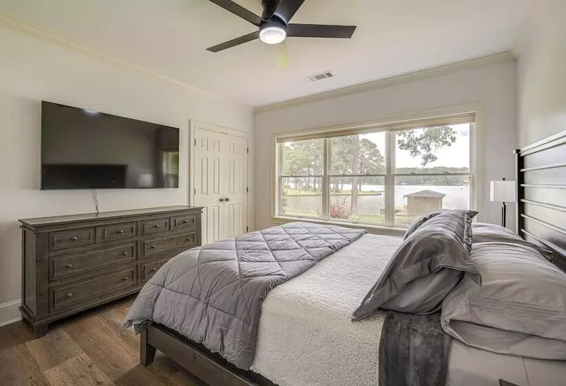 Beautiful Lake Sinclair Retreat W/ Dock & Deck!