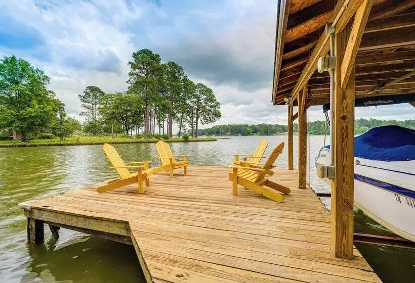 Beautiful Lake Sinclair Retreat W/ Dock & Deck!