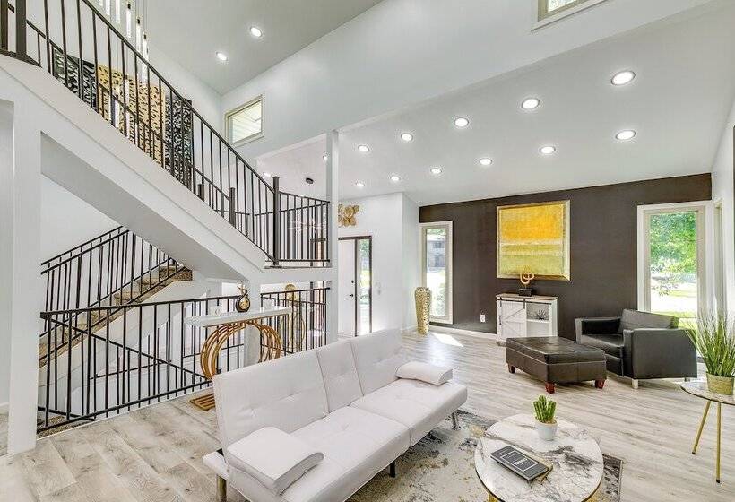 1 Mi To Holmes Lake: Bright & Modern Lincoln Home!