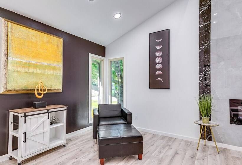 1 Mi To Holmes Lake: Bright & Modern Lincoln Home!