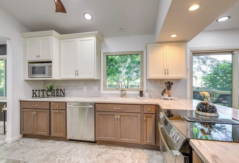 1 Mi To Holmes Lake: Bright & Modern Lincoln Home!