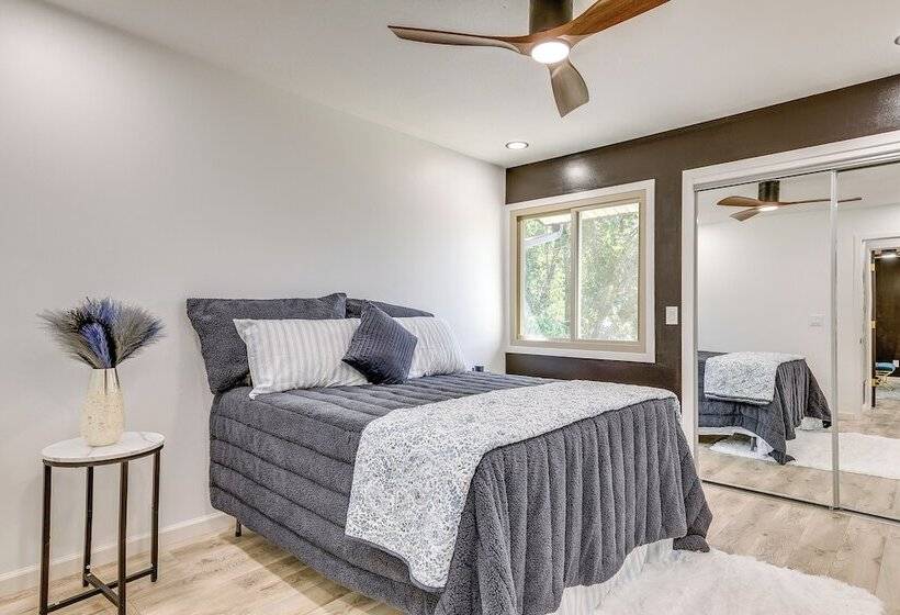 1 Mi To Holmes Lake: Bright & Modern Lincoln Home!