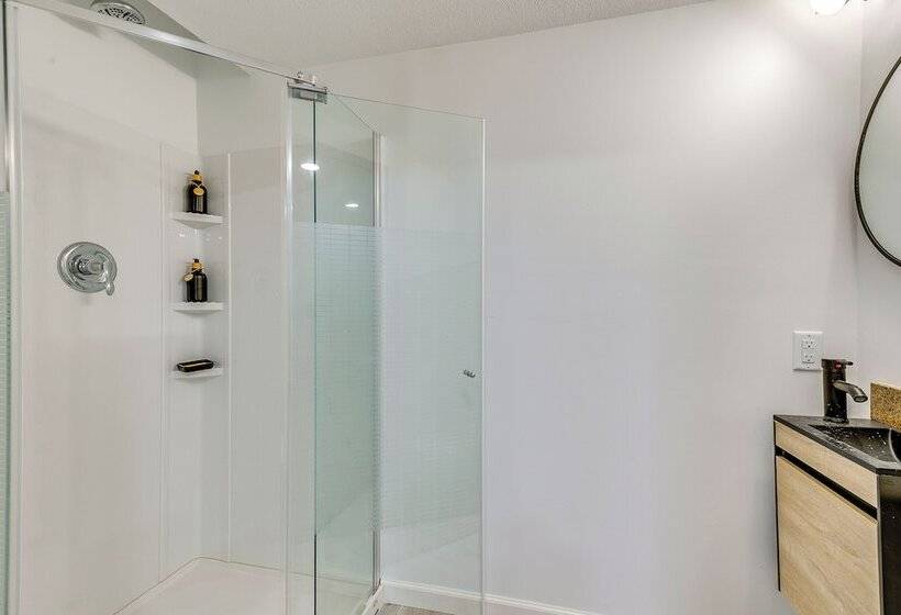 1 Mi To Holmes Lake: Bright & Modern Lincoln Home!