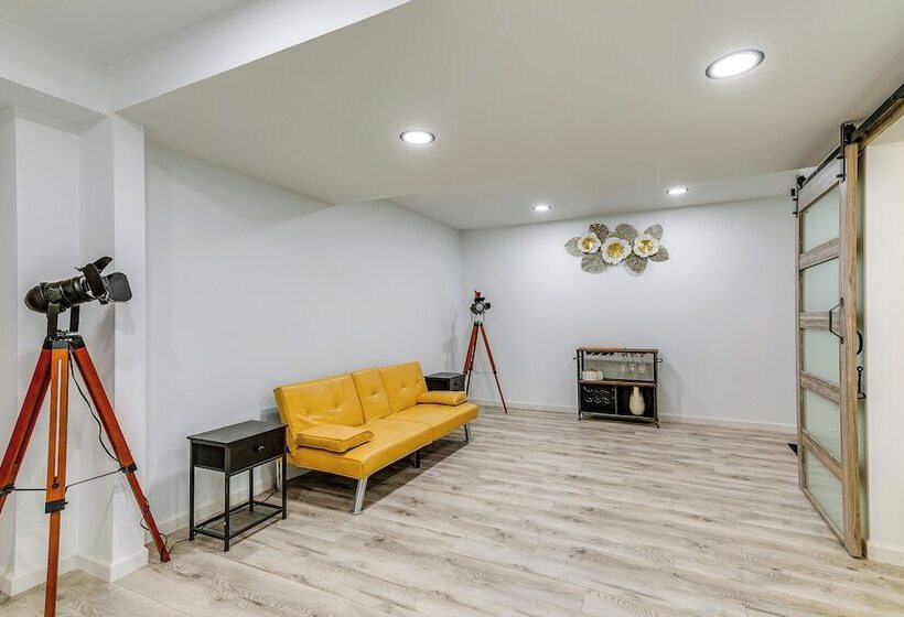 1 Mi To Holmes Lake: Bright & Modern Lincoln Home!