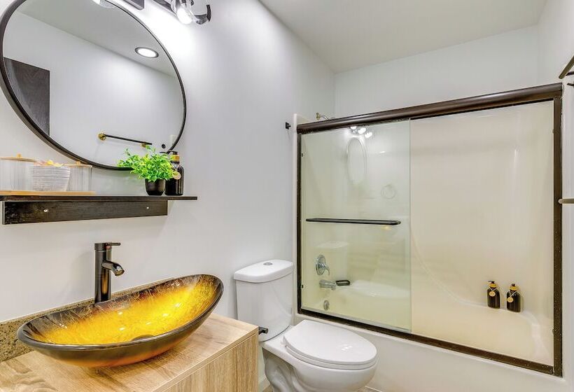 1 Mi To Holmes Lake: Bright & Modern Lincoln Home!