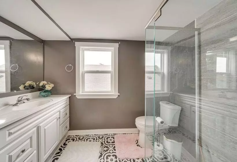 Bright New Albany Home: 12 Mi To Churchill Downs!