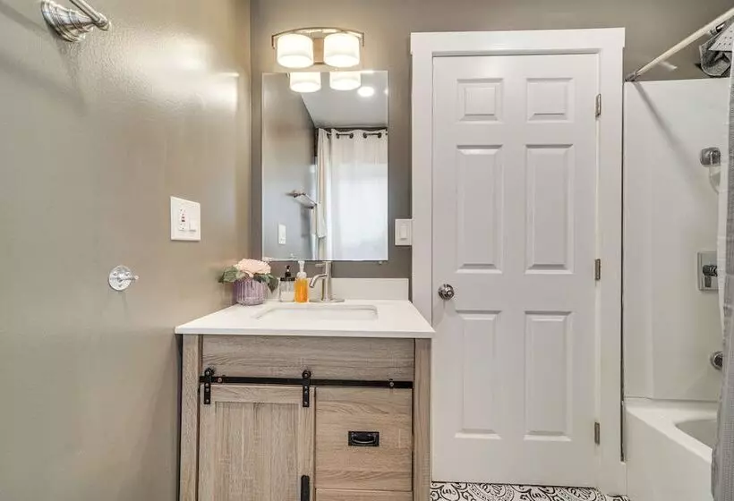 Bright New Albany Home: 12 Mi To Churchill Downs!