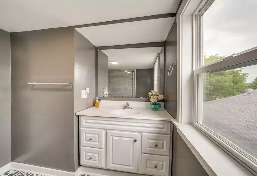 Bright New Albany Home: 12 Mi To Churchill Downs!