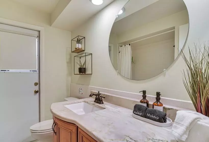 Clearwater Home W/ Outdoor Shower ~ 5 Mi To Beach!