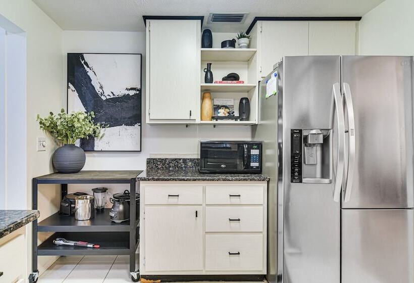 Clearwater Home W/ Outdoor Shower ~ 5 Mi To Beach!