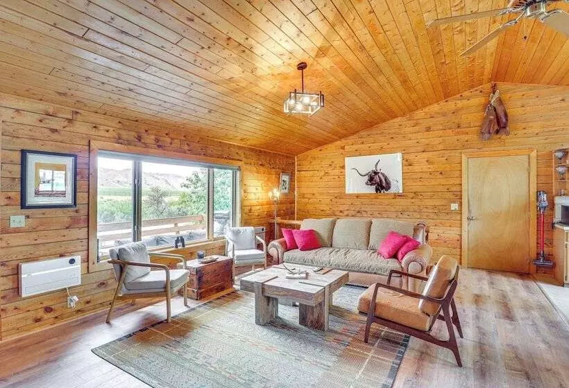 Dubois Riverfront Lodge W/ On Site Fishing & Views