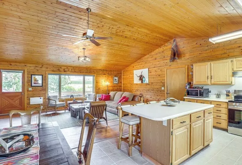 Dubois Riverfront Lodge W/ On Site Fishing & Views