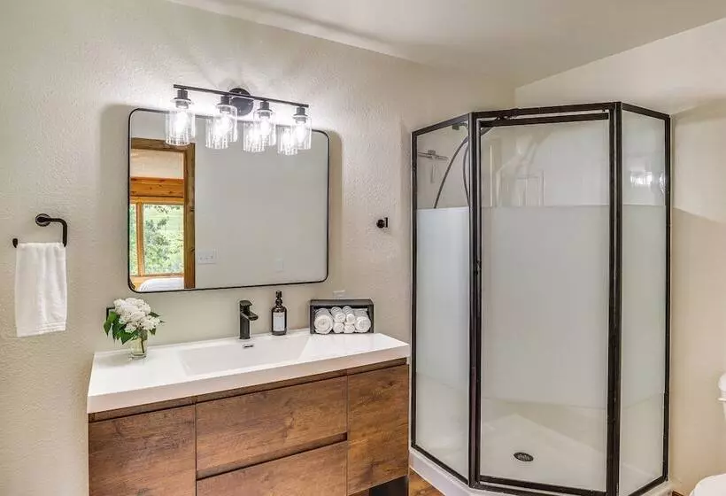 Dubois Riverfront Lodge W/ On Site Fishing & Views