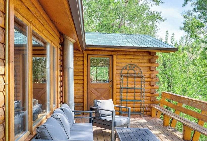 Dubois Riverfront Lodge W/ On Site Fishing & Views