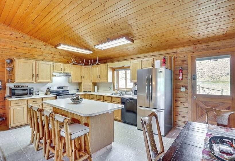 Dubois Riverfront Lodge W/ On Site Fishing & Views