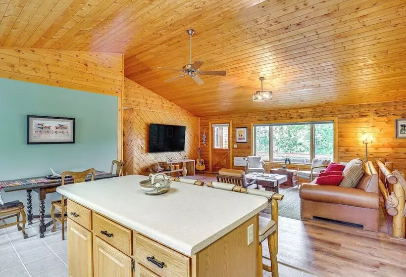 Dubois Riverfront Lodge W/ On Site Fishing & Views