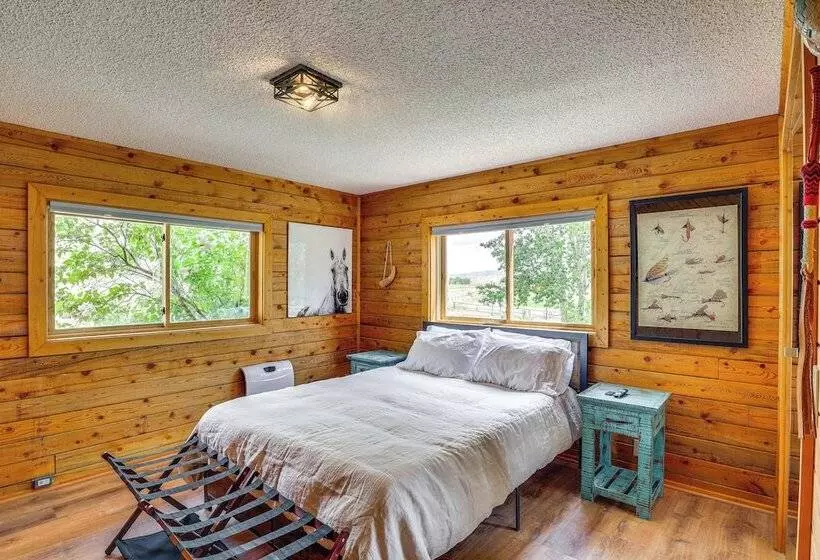 Dubois Riverfront Lodge W/ On Site Fishing & Views