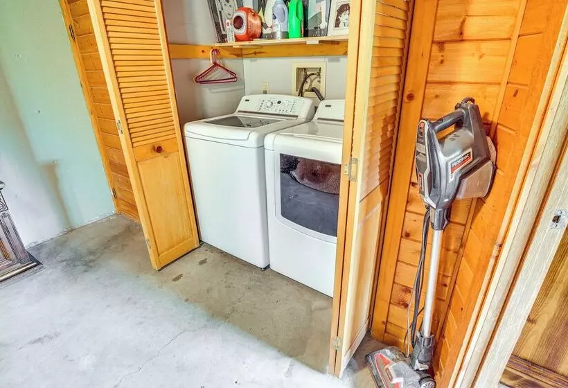 Dubois Riverfront Lodge W/ On Site Fishing & Views