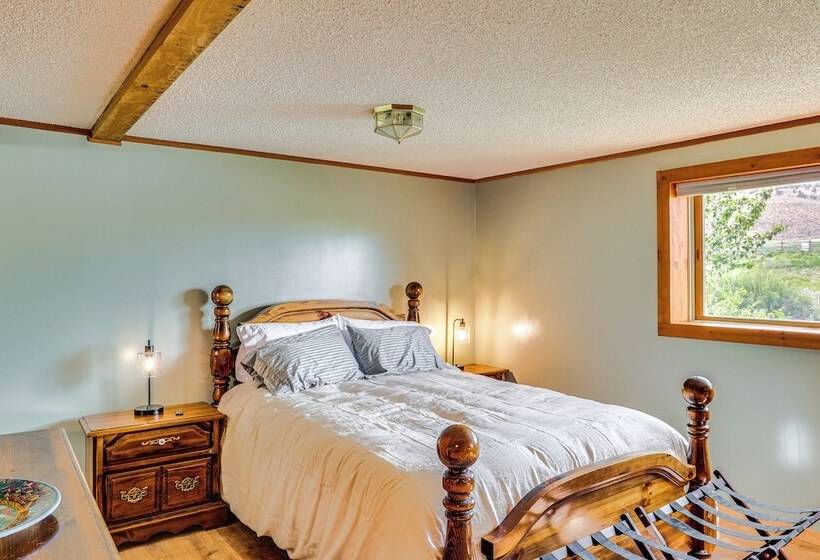 Dubois Riverfront Lodge W/ On Site Fishing & Views