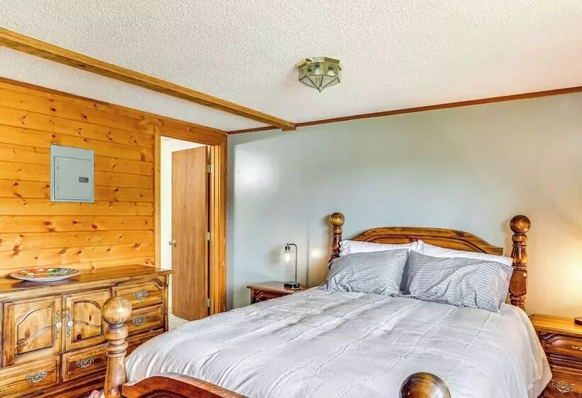 Dubois Riverfront Lodge W/ On Site Fishing & Views