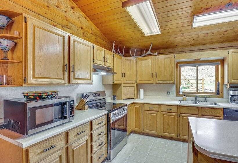 Dubois Riverfront Lodge W/ On Site Fishing & Views