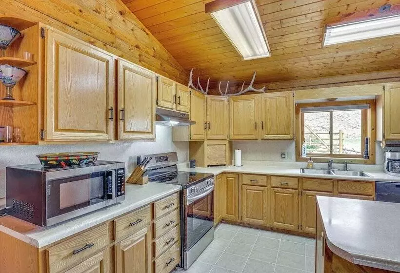 Dubois Riverfront Lodge W/ On Site Fishing & Views