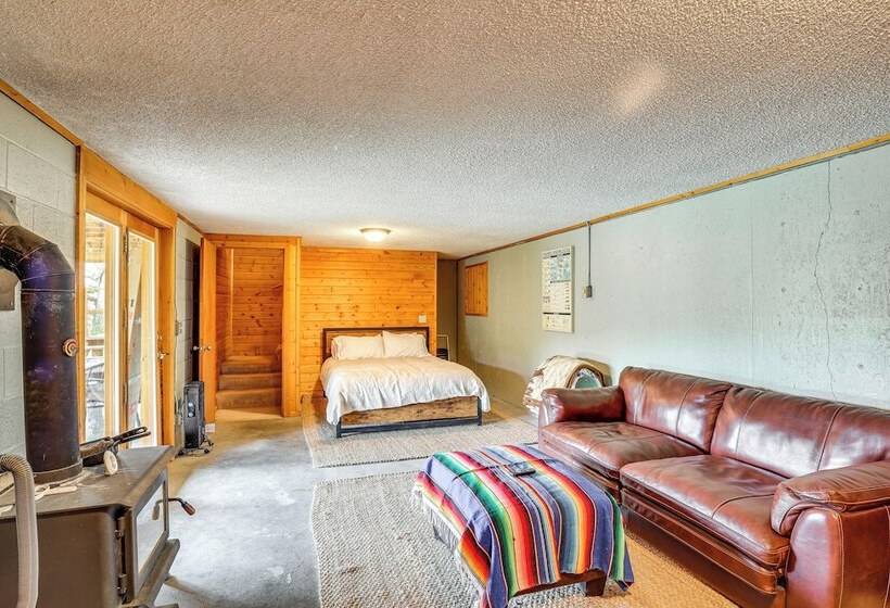 Dubois Riverfront Lodge W/ On Site Fishing & Views