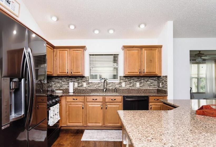 Georgetown Centrally Located 3/2 Designer Home