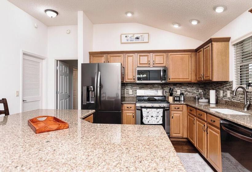 Georgetown Centrally Located 3/2 Designer Home