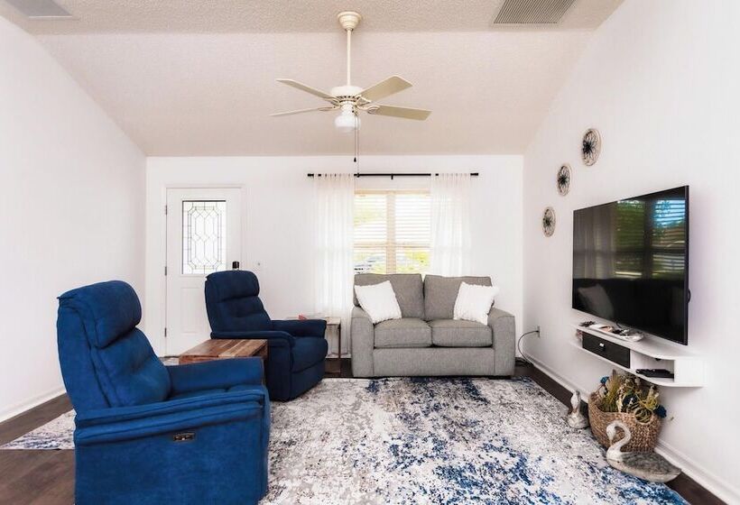 Georgetown Centrally Located 3/2 Designer Home