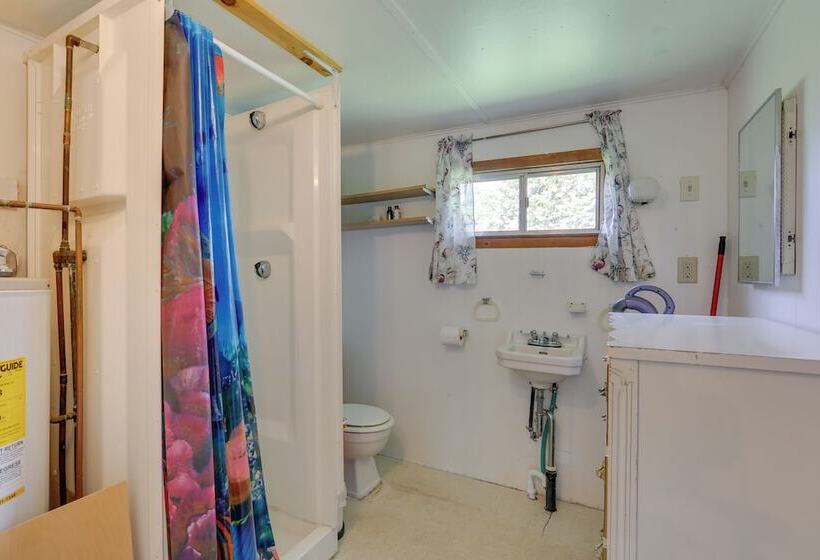 Honesdale Cabin On 110 Acre Farm: Pets Welcome!