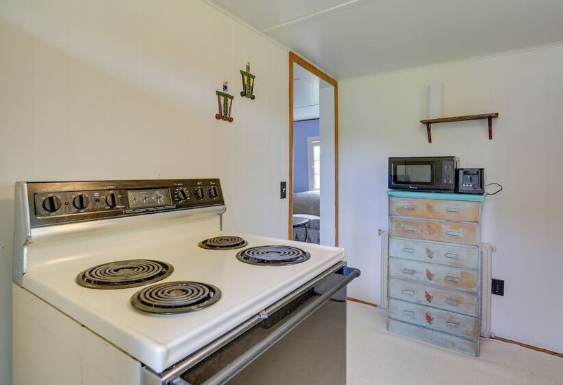 Honesdale Cabin On 110 Acre Farm: Pets Welcome!