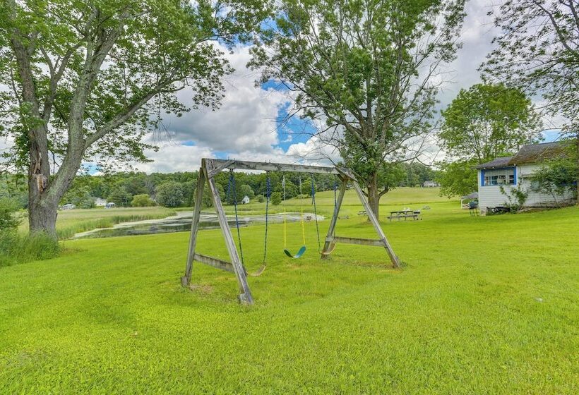Honesdale Cabin On 110 Acre Farm: Pets Welcome!