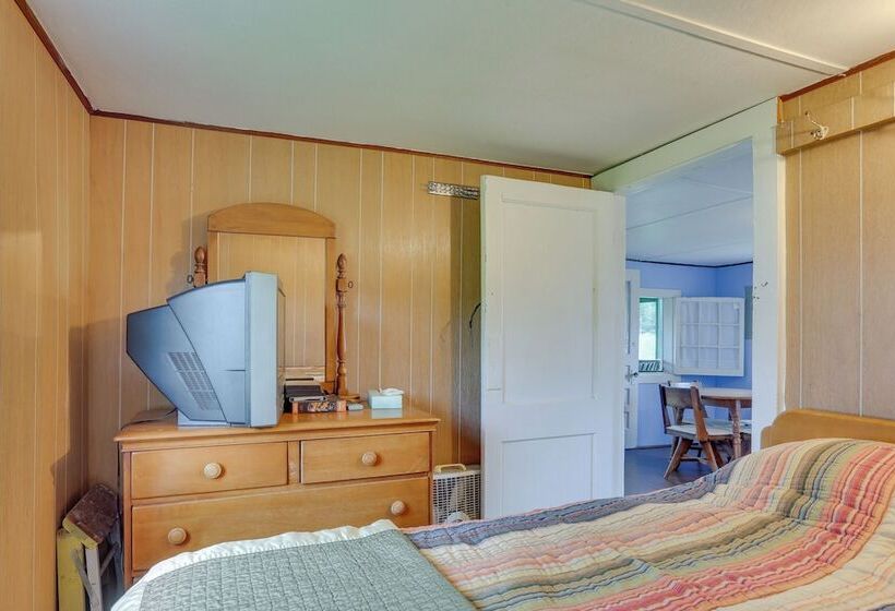 Honesdale Cabin On 110 Acre Farm: Pets Welcome!