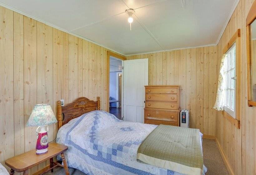 Honesdale Cabin On 110 Acre Farm: Pets Welcome!