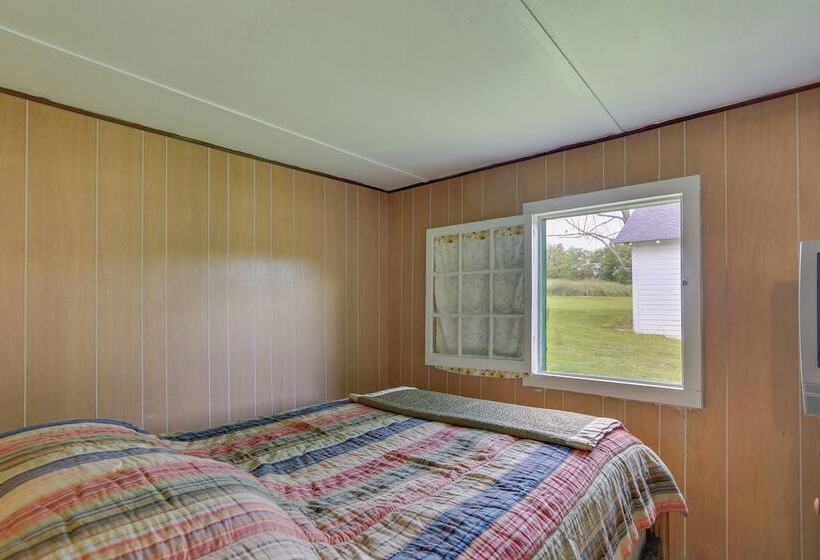 Honesdale Cabin On 110 Acre Farm: Pets Welcome!