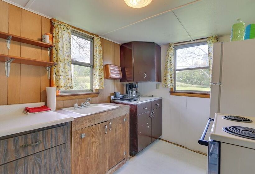 Honesdale Cabin On 110 Acre Farm: Pets Welcome!
