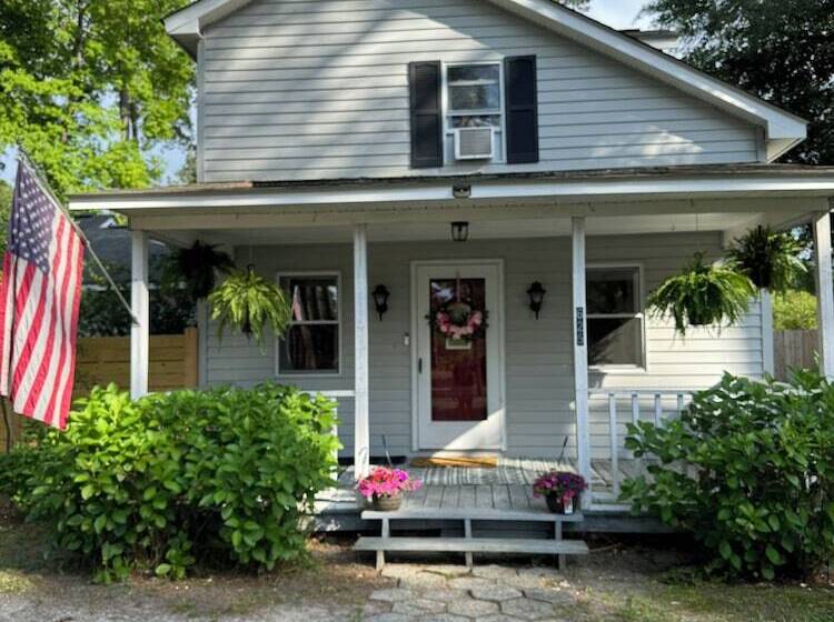 هتل Charming May Street Retreat