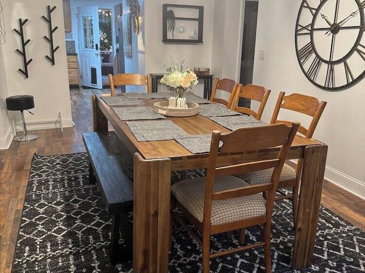 هتل Charming May Street Retreat