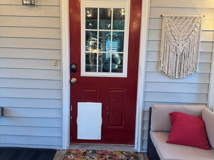 هتل Charming May Street Retreat