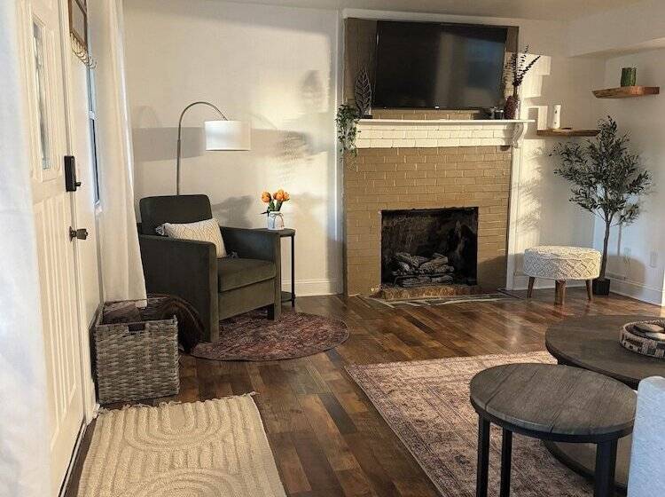 هتل Charming May Street Retreat