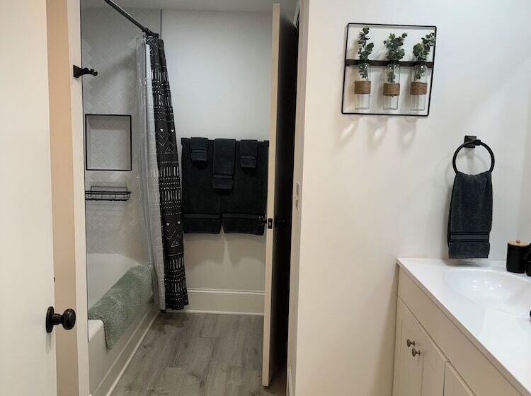 هتل Charming May Street Retreat