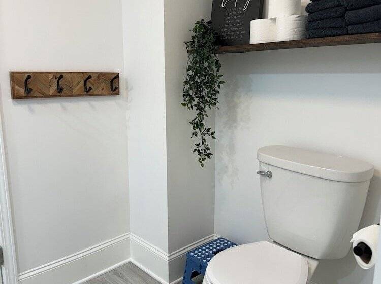 هتل Charming May Street Retreat