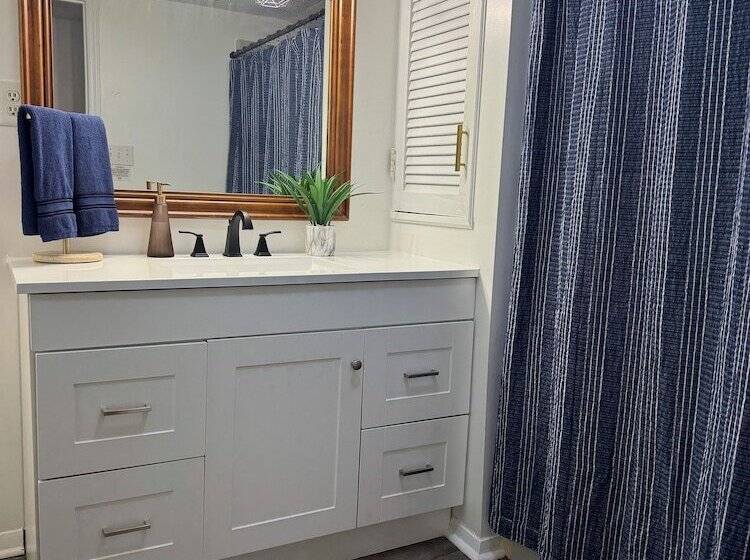 هتل Charming May Street Retreat