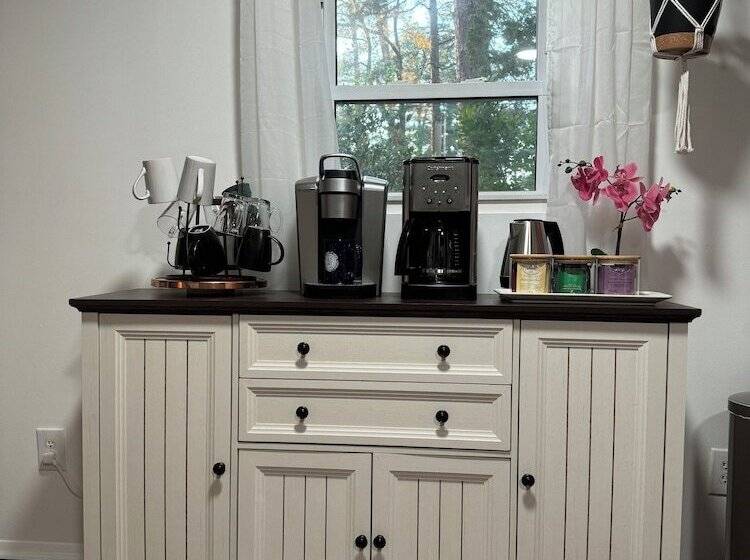 هتل Charming May Street Retreat